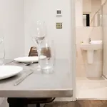 דירה Lovely Flat On Bath Road - Flat 2 *