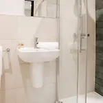 Lovely Flat On Bath Road - Flat 2 דירה בריסטול