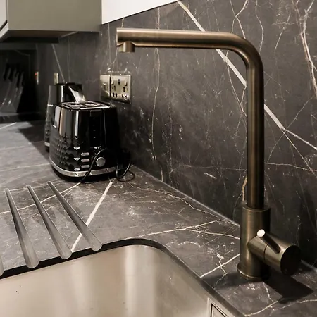 Lovely Flat On Bath Road - Flat 2 *