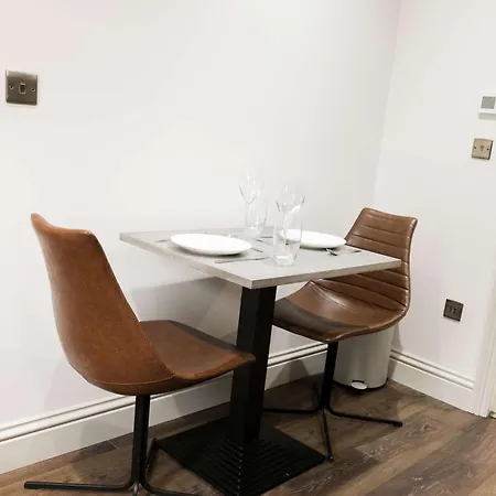 Lovely Flat On Bath Road - Flat 2 Lejlighed *