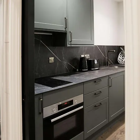 Апартаменти Lovely Flat On Bath Road - Flat 2 *