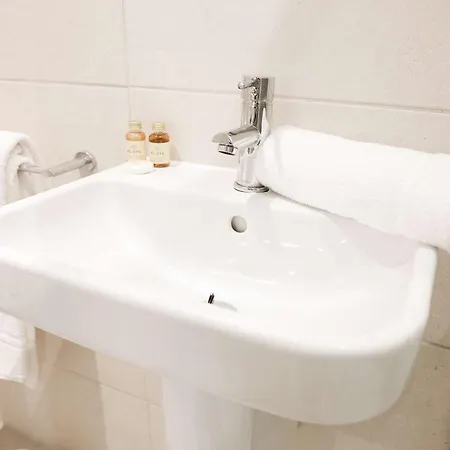 Апартаменти Lovely Flat On Bath Road - Flat 2
