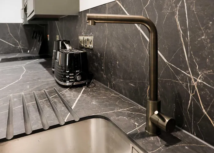 Lovely Flat On Bath Road - Flat 2 *