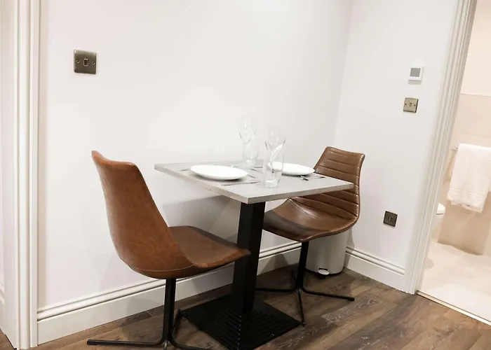 Lovely Flat On Bath Road - Flat 2 Apartment *