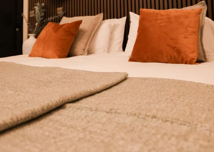 Lovely Flat On Bath Road - Flat 2 *